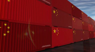 Çin, kargo konteynırlarını sıra konseptiyle ihraç edip ithal ediyor. Çin bayrağı endüstriyel nakliye kutusu 3D görüntü.