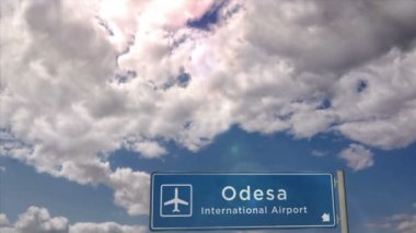 Odesa Ukrayna Jet uçağı iniyor. Havaalanı istikameti işaretli şehir gelişi. Seyahat, iş, turizm ve uçak taşımacılığı kavramı.