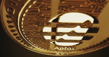 Poznan, Polonya, 1 Ağustos 2024: Aptos APT kripto para birimi dönüşü. Kamera 3 boyutlu metal parlaklıklar etrafında döner. Fintech, çevrimiçi ödeme ve dijital işlem soyut kavramı.
