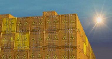 Liman terminali iş konseptinde radyoaktif nükleer atık konteynerleri. Atomik enerji sembolü endüstriyel nakliye kutusu 3D.