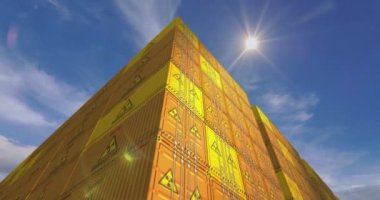 Liman terminali iş konseptinde radyoaktif nükleer atık konteynerleri. Atom enerjisi sembollü nakliye kutusu. Gökyüzü ve güneş zamanı doluyor.