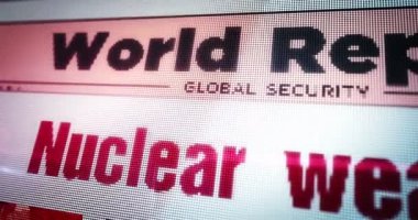 Nükleer silah ve silah yarışı politik çatışmalar günlük gazeteler mobil tablet bilgisayar ekranında okunuyor. Manşetlerle ekrana dokunun. Haber konsepti 3D.