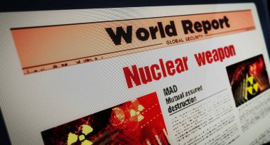 Nükleer silah ve silah yarışı politik çatışmalar günlük gazeteler mobil tablet bilgisayar ekranında okunuyor. Manşetlerle ekrana dokunan adam 3 boyutlu haber konsepti.