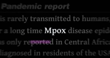 Mpox maymun çiçeği salgını uluslararası medyada sorunsuz bir şekilde yayıldı. Ekranlarda yayınlanan soyut konsept haber başlıkları.