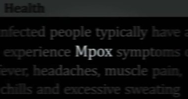 Mpox maymun çiçeği salgını uluslararası medyada manşet oldu. Gürültü görüntüleme döngüsündeki haber başlıklarının soyut konsepti. TV arızası efekti kusursuz döngülendi.