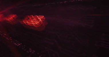 2025 yıllık fütürist yeni hologram sembolü elektronik devre arka planında görünüyor. Ağ, siber teknoloji ve bilgisayar soyut kavramı.