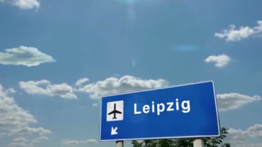 Leipzig Almanya Jet uçağı iniyor. Havaalanı istikameti işaretli şehir gelişi. Seyahat, iş, turizm ve uçak taşımacılığı kavramı.