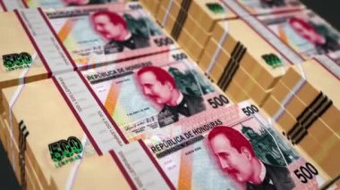Honduras parası Honduras Lempira paket döngüsü 3D animasyon. Döngüsüz finans, nakit, ekonomi, iş ve banka kavramı. Kamera 500 HNL 'den fazla banknot destesini taşıyor.
