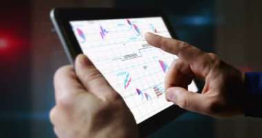 Enflasyon durgunluğu ve depresyon kriz grafikleri ve grafikleri dokunmatik ekranda. Parmak dokunuşu tablet ekranı elinde. Dijital analiz ve rapor.