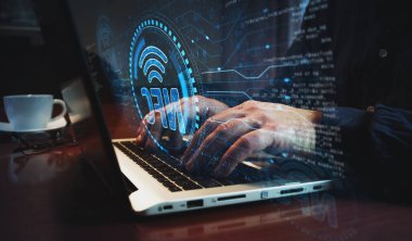 NFC kablosuz ödemeli cep telefonu ödeme sembolü ve klavye yazan adam. Eller dizüstü bilgisayarda. Ağ, siber teknoloji ve özet kavram.