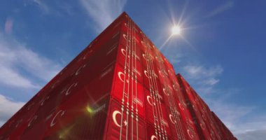 Türkiye liman terminali iş konseptinde üretim ve ithal kargo konteynırları ihraç ediyor. İçinde Türk bayrağı olan bir kargo kutusu. Gökyüzü ve güneş zamanı doluyor.