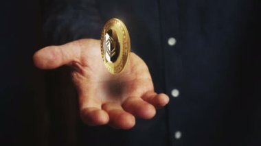 Poznan, Polonya, 21 Ağustos 2024: Değişmez IMX şifreleme 3D bozuk para işadamının elinin üzerinde dönüyor. İş ve teknoloji kusursuz ve soyut kavramlarla donatılmış.