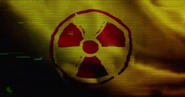 Nükleer radyasyon sembolü bayrağı gürültü ve arıza efektiyle dalgalanıyor. Radyoaktif atomik tehlike sembolü bayrak konsepti animasyonu.