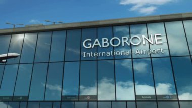 Uçak Gaborone, Botswana 'ya iniyor. Cam havaalanı terminali ve jet uçağının yansımasıyla şehre vardık. Seyahat, iş, turizm ve ulaşım 3D konsepti.