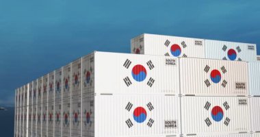 Güney Kore bir kargo gemisinin üretim ve ithalat konteynırlarını ihraç ediyor. Güney Kore bayrağıyla nakliye ve nakliyat işi. 3B Drone görünümü.