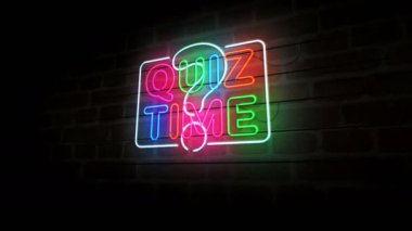 Sınav zamanı soru yarışması duvardaki neon sembolü. Eğitim oyunu açık renk ampulleri soyut kavram.