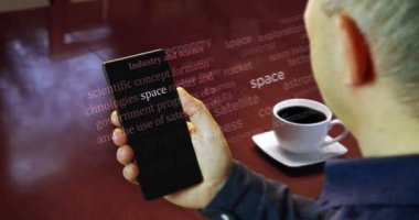 Uzay endüstrisi ve bilim araştırma makaleleri akıllı telefondan okunuyor. Adam uluslararası medyada manşet haberi okudu. Telefondaki haber başlıklarının soyut kavramı.