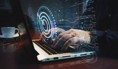 Hedef iş stratejisi, başarı motivasyon sembolü ve klavye yazan adam. Eller dizüstü bilgisayarda. Ağ, siber teknoloji ve özet kavram.