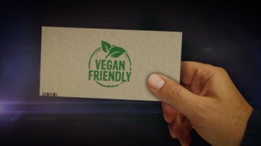 Vegan dostu sağlıklı beslenme kutusu ellerinde. Organik vejetaryen biyo-yiyecek Karton paket soyut konsept 3D.