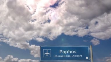 Paphos Kıbrıs Jet uçağı iniyor. Havaalanı istikameti işaretli şehir gelişi. Seyahat, iş, turizm ve uçak taşımacılığı kavramı.