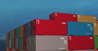 Bir kargo gemisinde kargo taşımacılığı ithalat konteynırları. Uluslararası ticaret ile taşımacılık ve nakliyat işi. 3B Drone görünümü.