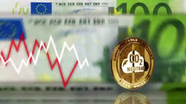 CO2 nötr yeşil enerji ve çevre dostu altın para 100 Euro 'dan fazla. Arka planda not sayma ve çizelge çizgisi. Döngüsüz ve pürüzsüz 3D soyut kavram.