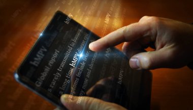 hMPV virüs salgını ve metapnömo virüs salgını sosyal medya ekranda. Tablet, ped, telefon ya da akıllı telefon ekranında aranıyor. Haber başlıklarının soyut konsepti 3d illüstrasyon.