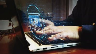 80 'lerin müzik kayıt sembolü ve klavye çalan adam. Eller dizüstü bilgisayarda. Ağ, siber teknoloji ve özet kavram.