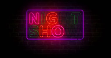 Zaman olay neon sembolünü tuğla duvarda göster. Gösteri zamanı, hafif renkli ampuller. Döngüsüz ve kusursuz soyut konsept animasyonu.