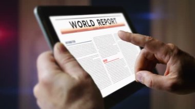 Gezici tablet bilgisayar ekranında küresel çatışma 3. Dünya Savaşı günlük gazete okuması. Manşetlerle ekrana dokunan adam 3 boyutlu haber konsepti.
