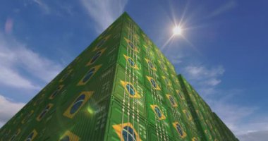 Brezilya liman terminali iş konseptinde kargo konteynırları ihraç edip ithal ediyor. İçinde Brezilya bayrağı olan bir kargo kutusu. Gökyüzü ve güneş zamanı doluyor.