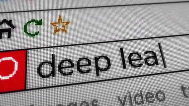 Derin öğrenme yapay zekası ve makine tarayıcı ekranında metin yazmayı öğreniyor. Monitör piksel görünümü olan internet aranıyor.