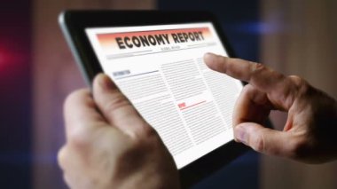 Ambargo ticari yaptırımlar ve günlük ekonomik savaş gazeteleri mobil tablet bilgisayar ekranında okunuyor. Manşetlerle ekrana dokunan adam 3 boyutlu haber konsepti.