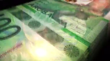 Aruba parası Aruban Florin sayımı. 100 AWG banknotları. Hızlı para sayım makro döngüsü. İş, finans ve ekonomi. Döngüsüz ve pürüzsüz bir kavram.