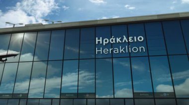 Heraklion, Yunanistan 'a uçak iniyor. Cam havaalanı terminali ve jet uçağının yansımasıyla şehre vardık. Seyahat, iş, turizm ve ulaşım 3D konsepti.