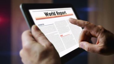 Melez savaş dijital saldırısı ve mobil tablet bilgisayar ekranında günlük siber savaş gazetesi okuması. Manşetlerle ekrana dokunan adam 3 boyutlu haber konsepti.