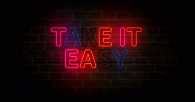 Sakin ol, olumlu motivasyon sloganı, duvarda neon bir sembol. Neşeli ruh hali için endişelenme, renkli ampuller. Döngüsüz ve kusursuz soyut konsept animasyonu.