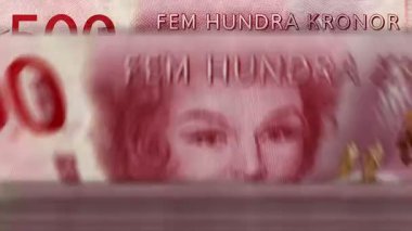İsveç parası, banknotlu İsveç kronu sayma makinesi. Hızlıca 500 SEK 'lik banknot düşür. İş ve ekonomi kavramı döngüsel ve sorunsuz bir altyapıya sahip.