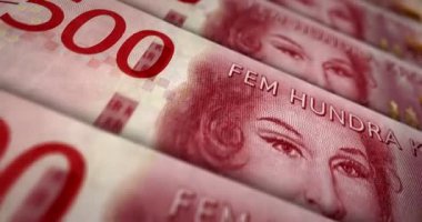 İsveç parası İsveç krona banknot döngüsü. 500 SEK para dokusu. Ekonomi, iş, kriz, bankacılık, durgunluk, borç ve finans kavramı. Dikdörtgen 3D nota üzerinde hareket.