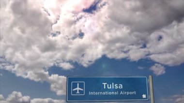 Tulsa Oklahoma, ABD, Jet uçağı iniyor. Havaalanı istikameti işaretli şehir gelişi. Seyahat, bolluk, turizm ve uçak taşımacılığı kavramı.