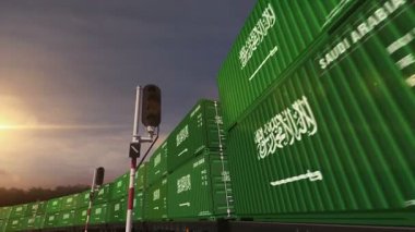 Suudi Arabistan demiryolu yük vagonları döngüsünde üretim ve ithalat konteynırları ihraç ediyor. İş konsepti: Suudi Arabistan bayrağı taşıyan tren ve nakliye. 3 boyutlu döngü ve kusursuz.