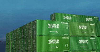 Suudi Arabistan bir kargo gemisinin üretim ve ithalat konteynırlarını ihraç ediyor. Suudi Arabistan bayrağıyla nakliye ve nakliye işi. 3B Drone görünümü.