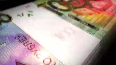 Belarus parası Belarus Rubel sayımı. 100 tane BYN banknotu. Hızlı para sayım makro döngüsü. İş, finans ve ekonomi. Döngüsüz ve pürüzsüz bir kavram.