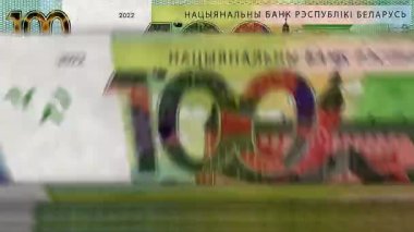 Belarus parası Belarus Rubel sayma makinesi ve banknotlar. Hemen 100 BYN 'lik banknot düşür. İş ve ekonomi kavramı döngüsel ve sorunsuz bir altyapıya sahip.