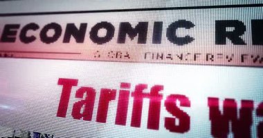 Gümrük tarifeleri, günlük savaş ticaret krizi gazeteleri, mobil tablet bilgisayar ekranında okunuyor. Manşetlerle ekrana dokunun. Haber konsepti 3D.