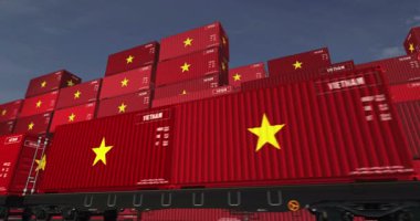 Vietnam ihracat ve ithalat konteynırları yük vagonları döngüsünde. İş konsepti, tren taşımacılığı ve Vietnam bayrağıyla nakliye. 3B döngü ve kusursuz canlandırma.