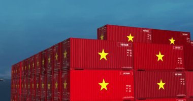 Vietnam ihracat ve ithalat konteynırları bir kargo gemisinde. Vietnam bayrağıyla nakliye ve nakliyat işi. 3B Drone görünümü.