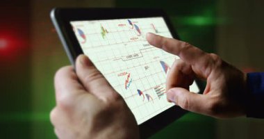 Perakende bankacılık işletme grafikleri ve grafikleri dokunmatik ekranda göster. Parmak dokunuşu tablet ekranı elinde. Dijital analiz ve rapor.