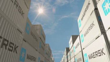 Poznan, Polonya, 3 Ağustos 2025: Maersk kargo konteynerleri sorunsuz ve geri dönüşümsüz iş konsepti. Lojistik şirketi endüstriyel nakliye kutusu 3D döngü.