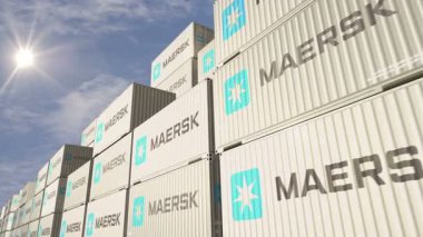 Poznan, Polonya, 3 Ağustos 2025: Maersk kargo konteynerleri sorunsuz ve döngüsüz. Lojistik şirketi endüstriyel nakliye kutusu 3D döngü.